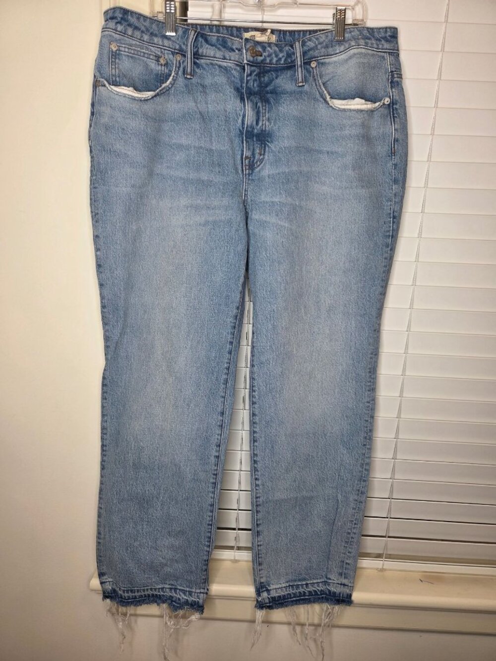 Madewell The Curvy Mid-Rise 90s Straight Jeans 33 Light Wash Distressed Hem